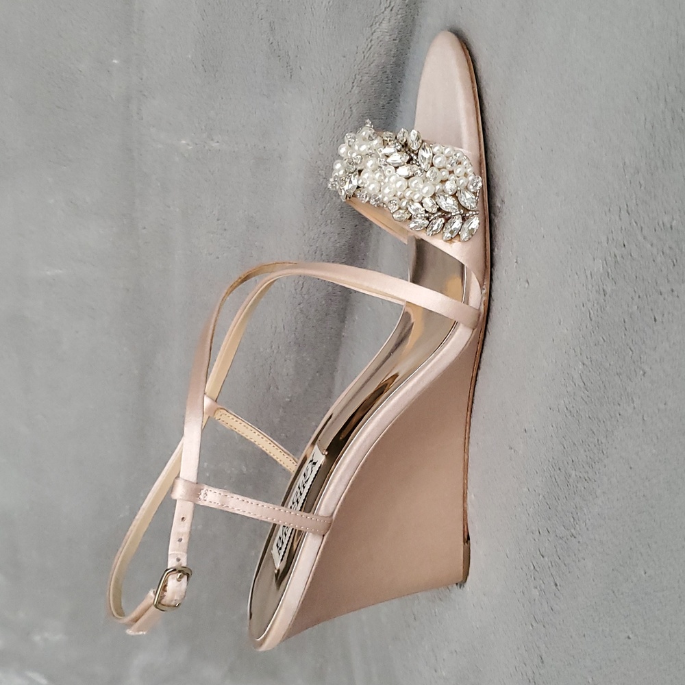 🆕️BADGLEY MISCHKA Clarisa Pink Satin Rhinestone Pearl Embellished Wedge SIZE:7½